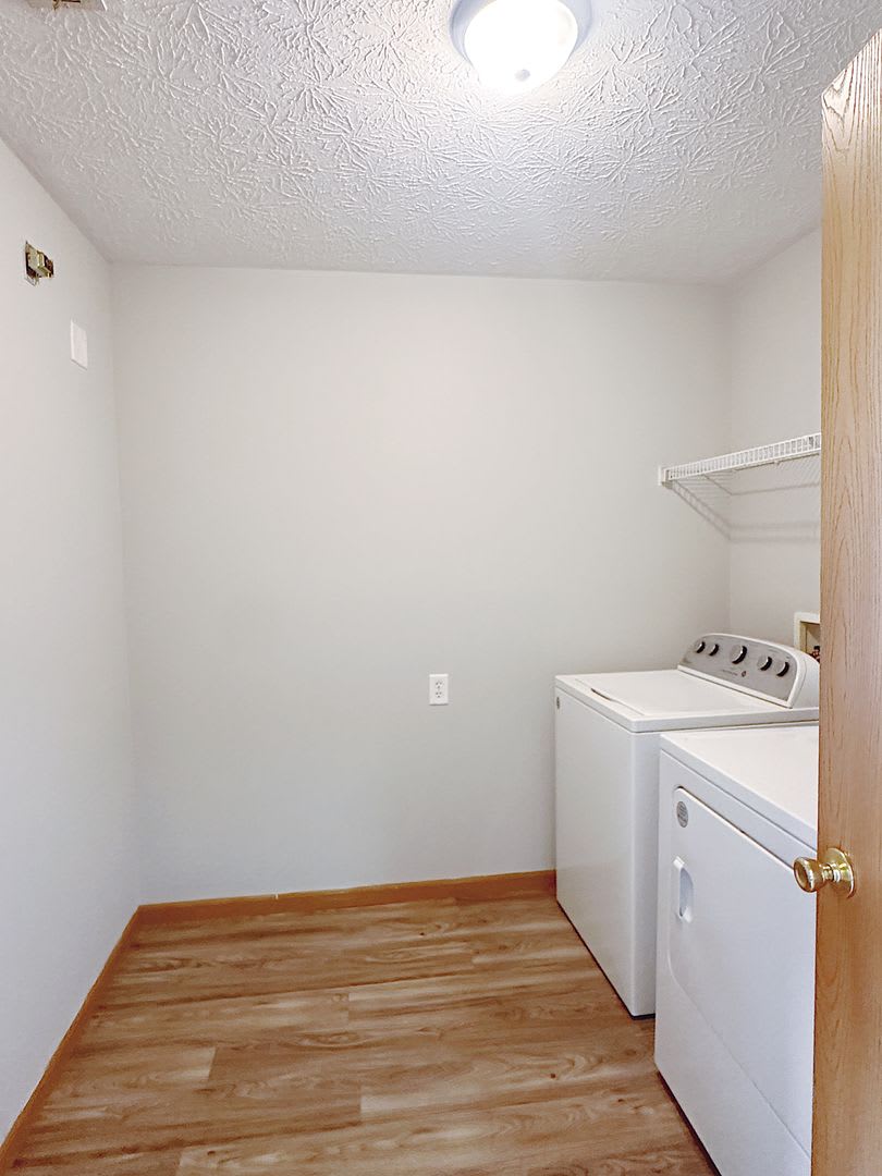 Spacious 3 Bedroom 2 Bath With 2 Car Attached Garage – photo 4