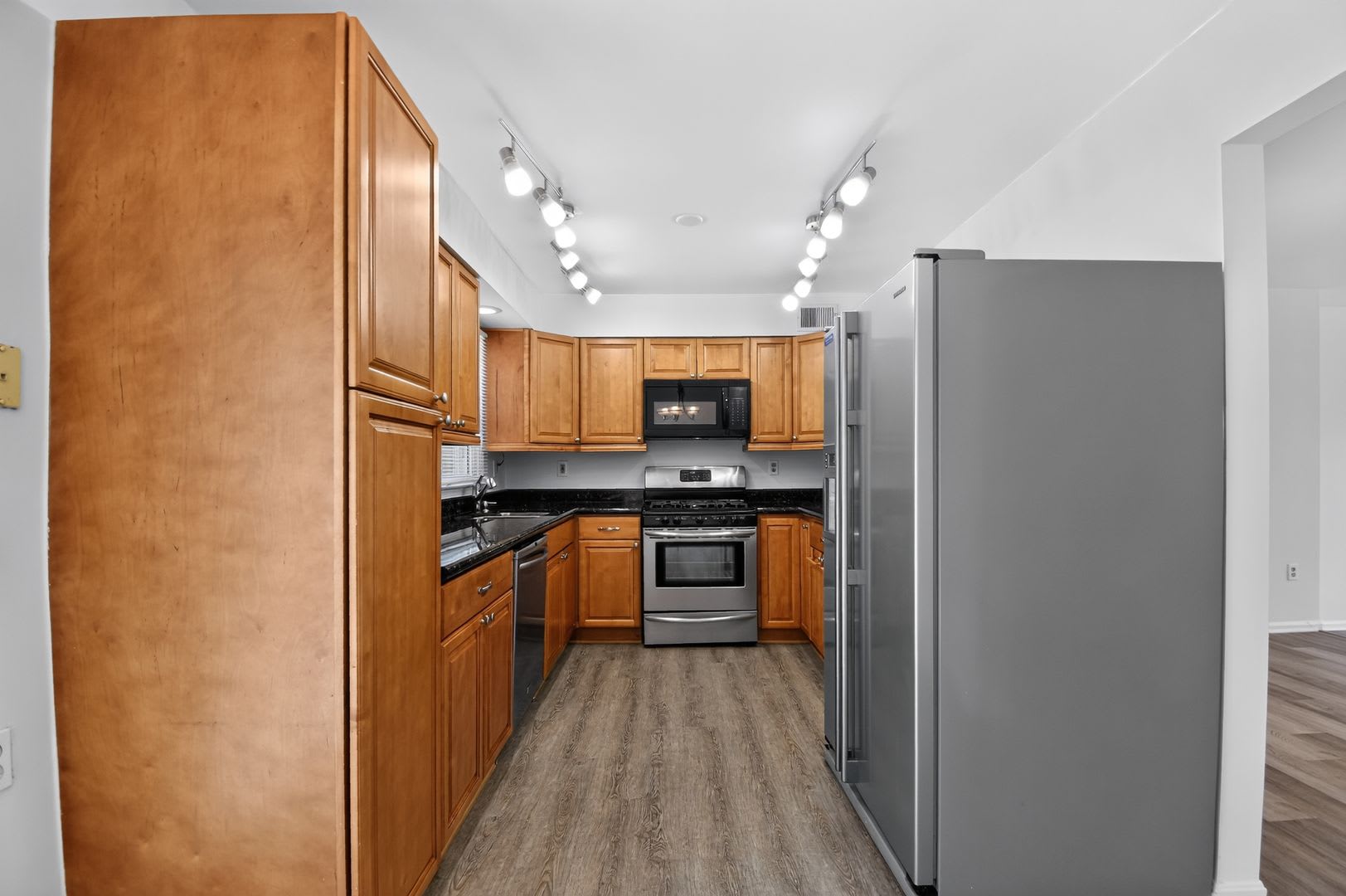 Welcome Home To This Light Filled Updated 4Bd 3 5Bth Brick Th Nestled In The Sought After Boniwood Plat – photo 5