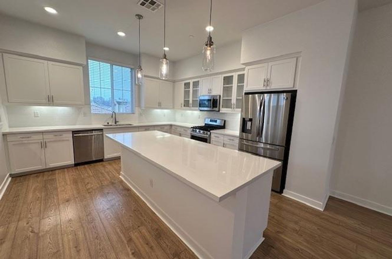 Modern 4BR West Hills Home for Rent – photo 3