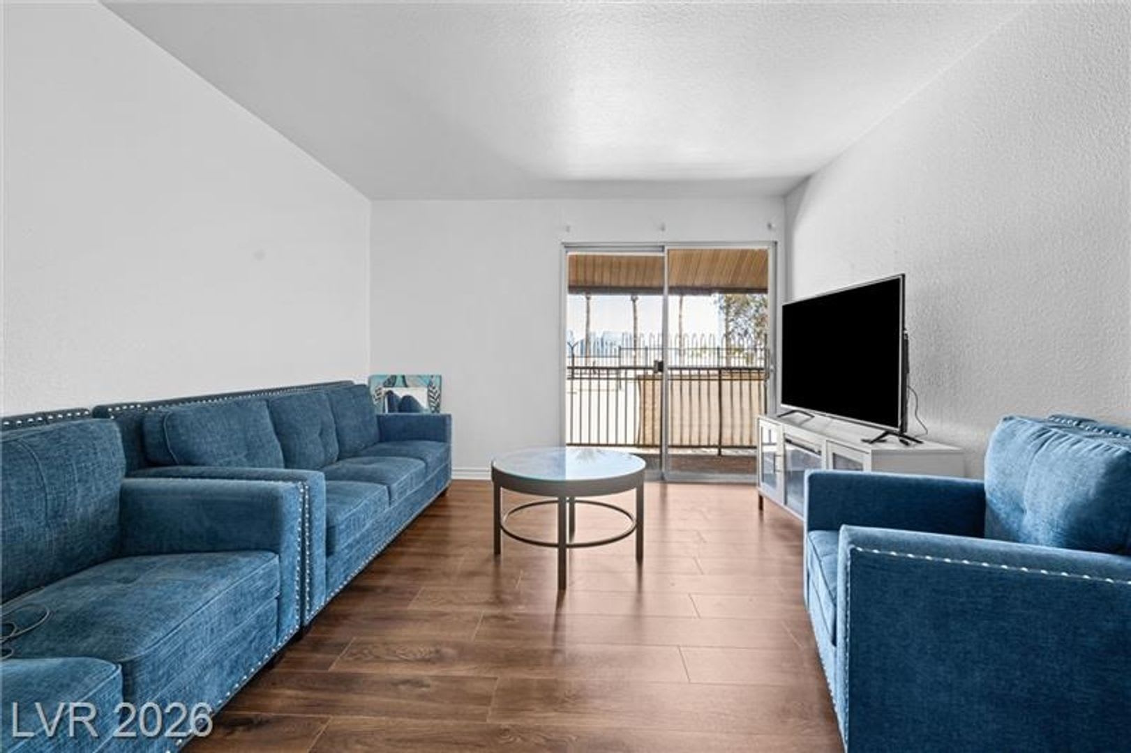 SPACIOUS 1 BEDROOM CONDO WITH STRIP VIEW! – photo 3