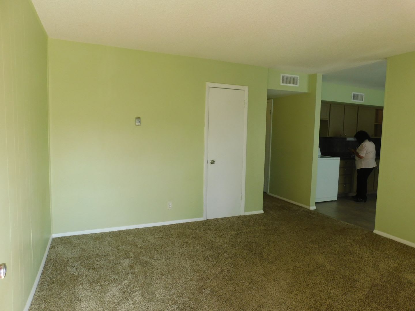 Showing starts September 16- Pretty nice, clean home. – photo 4