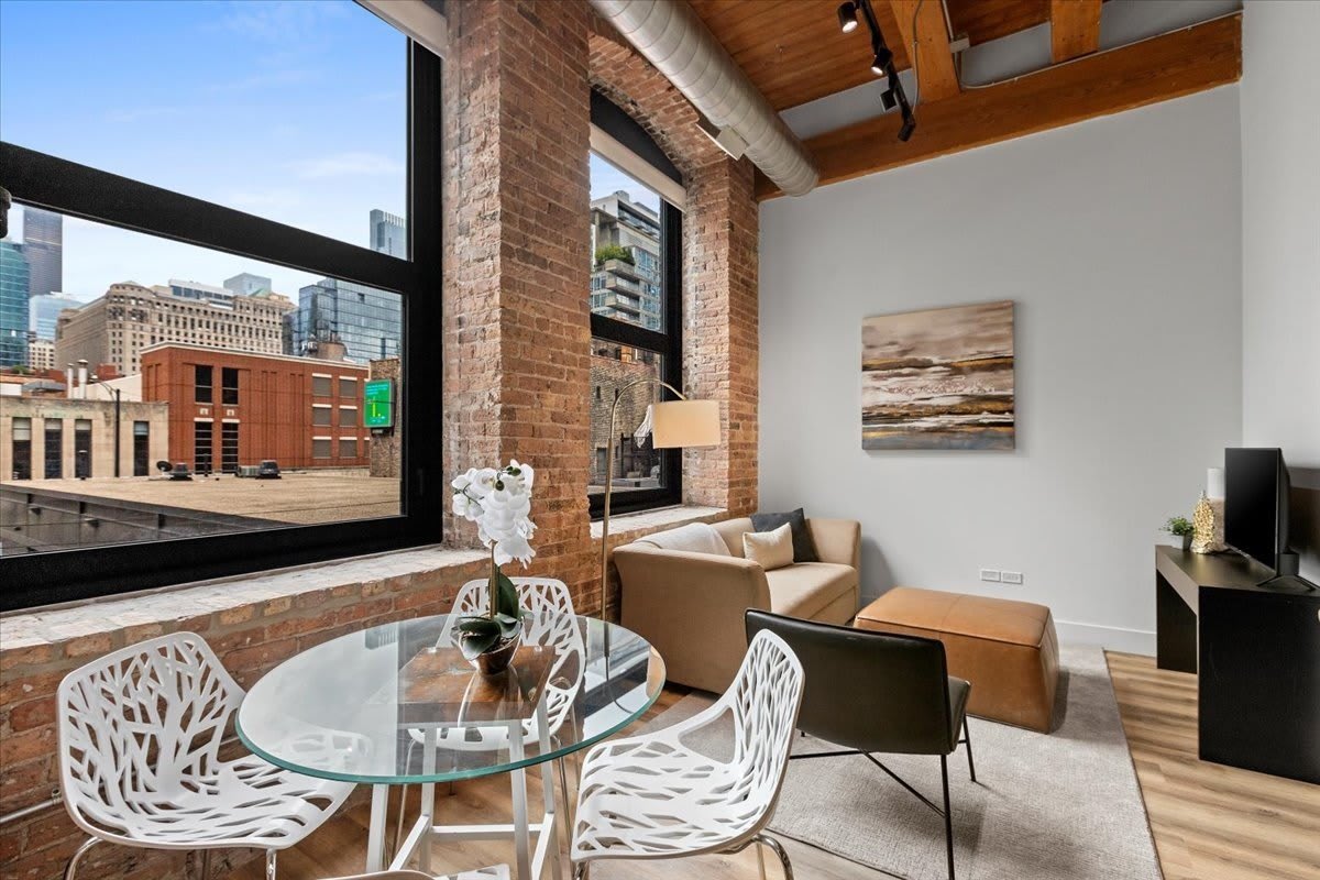 153 W Ohio Street – photo 5