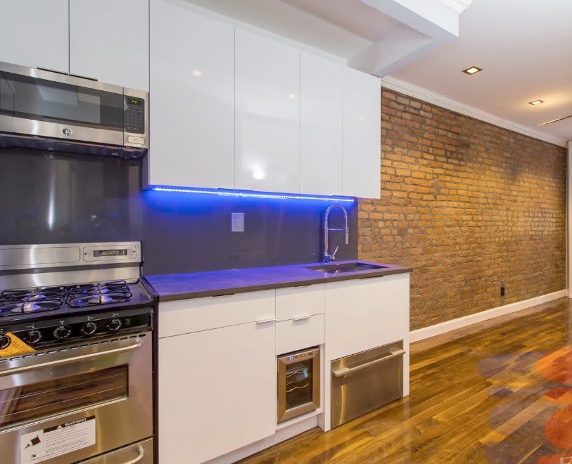 218 E 11th St – photo 1