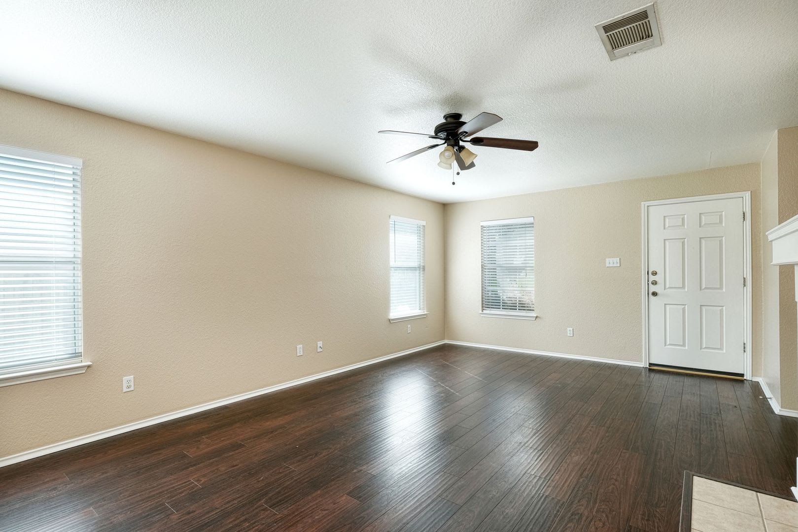 Nice 3B 2B In Spring Branch With Spacious Floorplan – photo 2