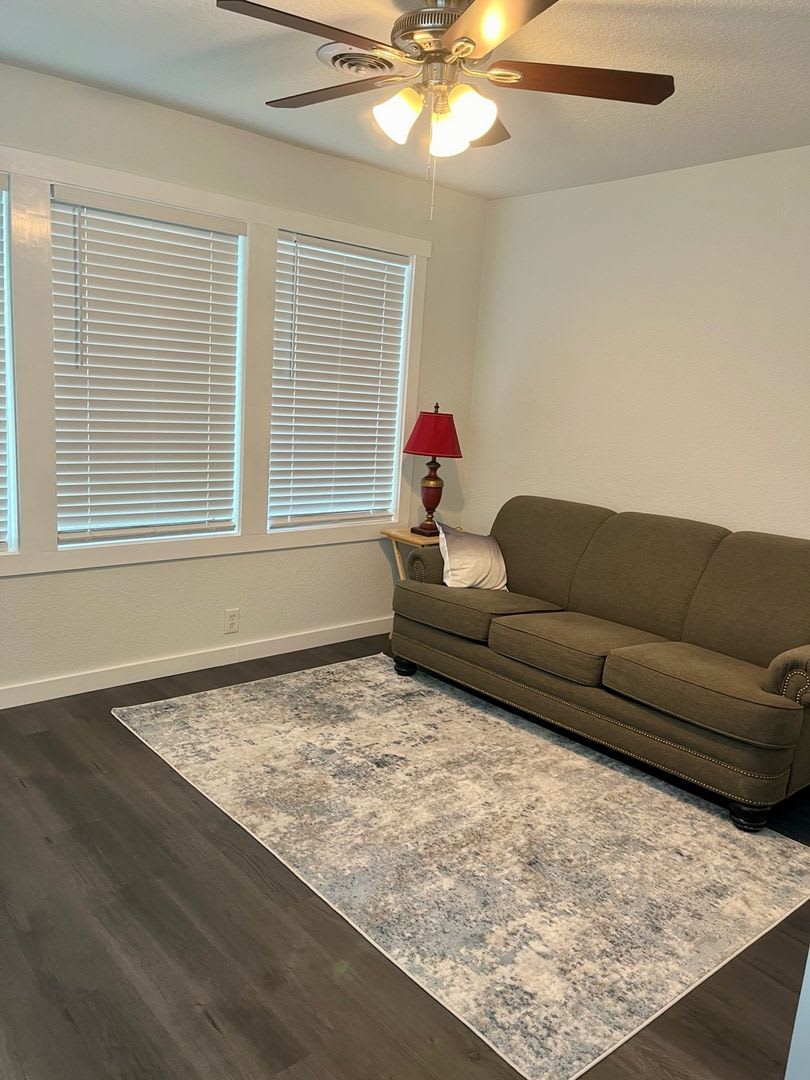 FOR LEASE!! Very nice home in town – photo 4