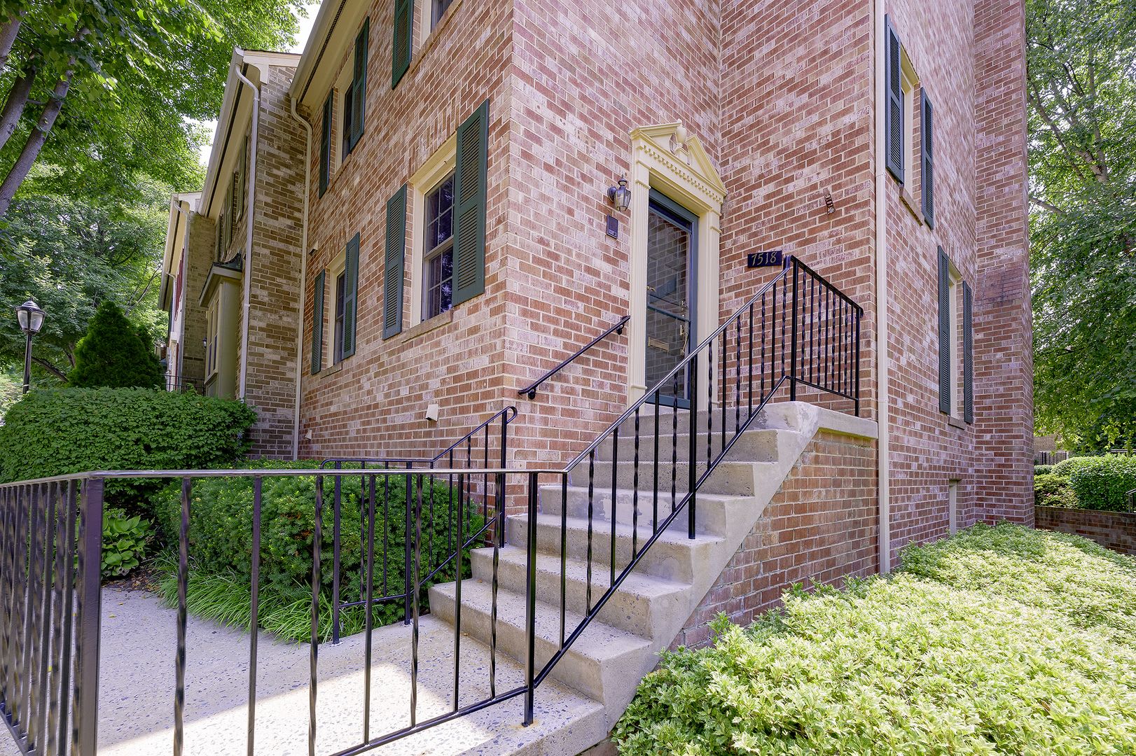 Superb END UNIT 3 BR/2.5 BA town home in Bethesda – photo 4
