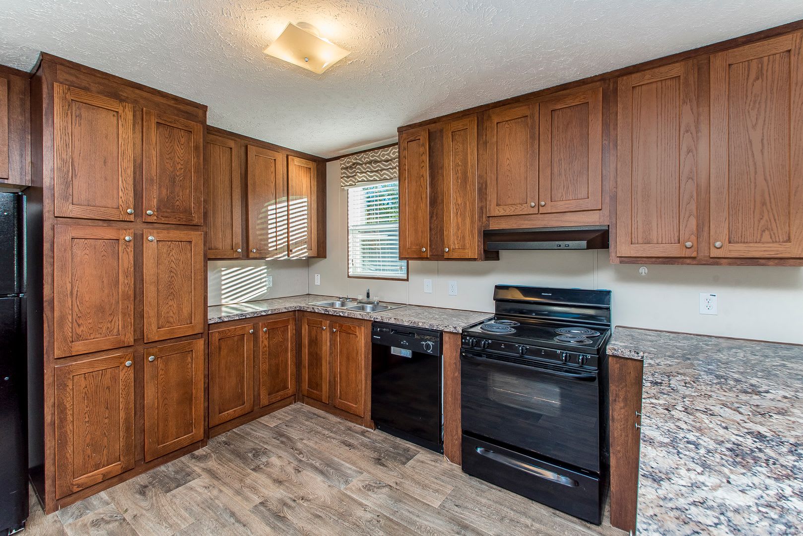 Located off of Strawberry Lane in Albany! Cozy 3-Bed, 2-Bathroom Trailer Home for Rent! – photo 3