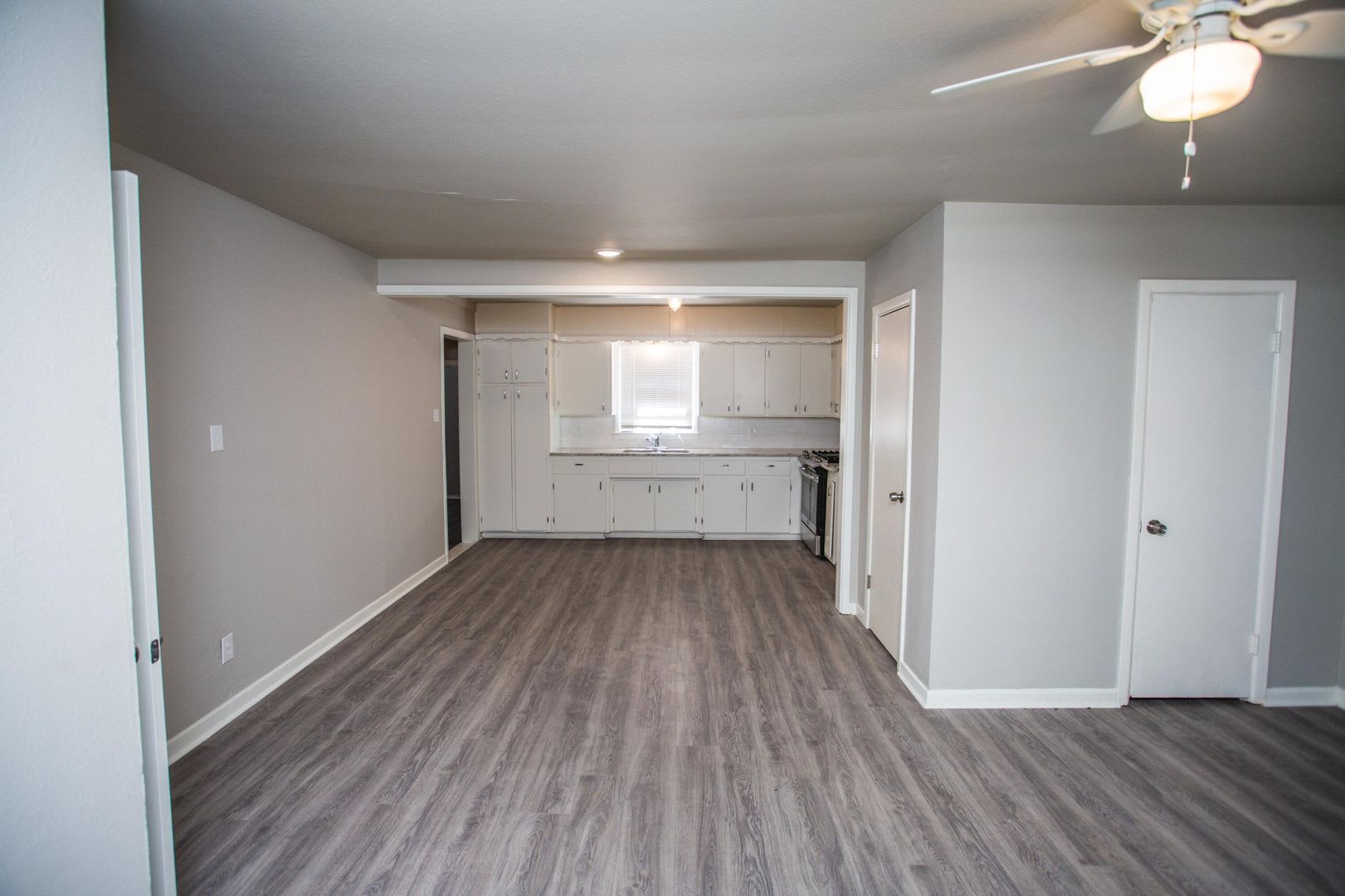 Spacious 4 Bed 2 Bath with Big Backyard – photo 3