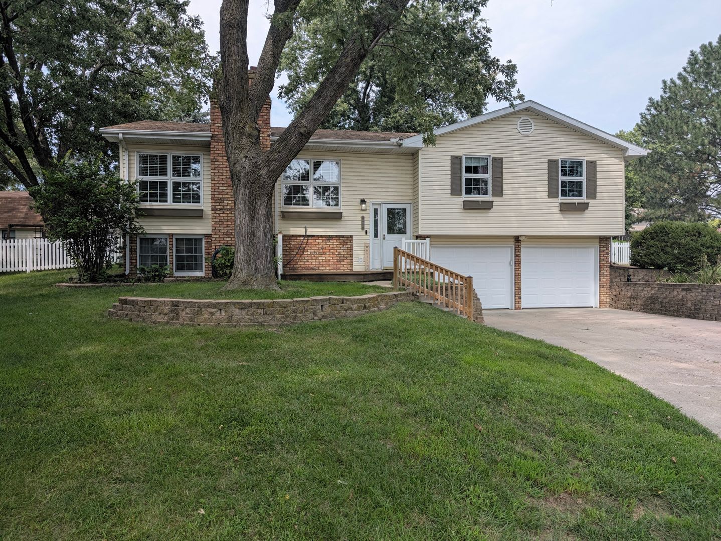 Updated Papillion House w/ 4 Season Room – photo 3