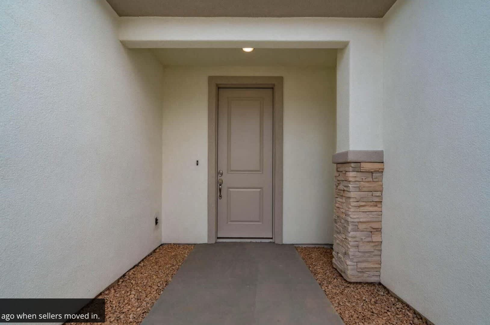 4 Br / 2.5 Bath Townhome, Like NEW! – photo 2