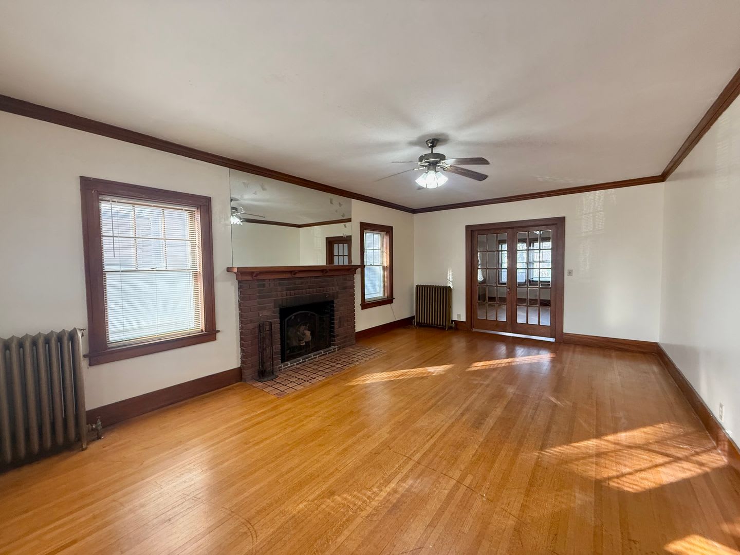 Massive 4 Bedroom, 2 Bath Brick Home – photo 4