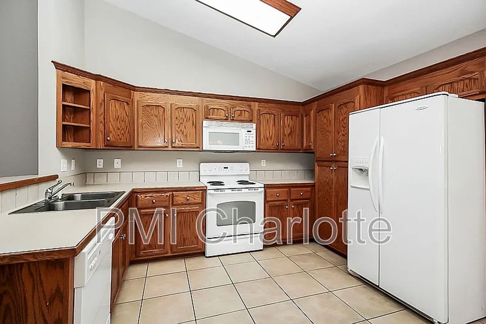 Room In 3 Bedroom Home At S Ridge Ave – photo 2