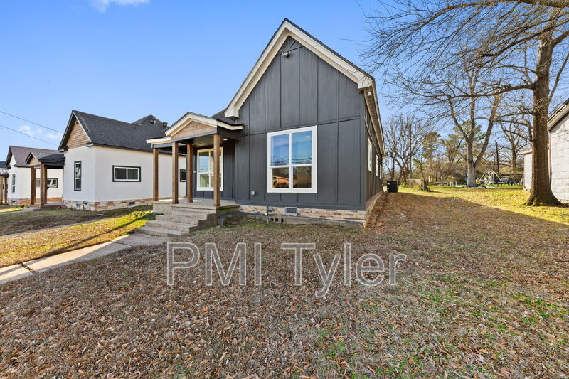 1279 Bonham Street – photo 3