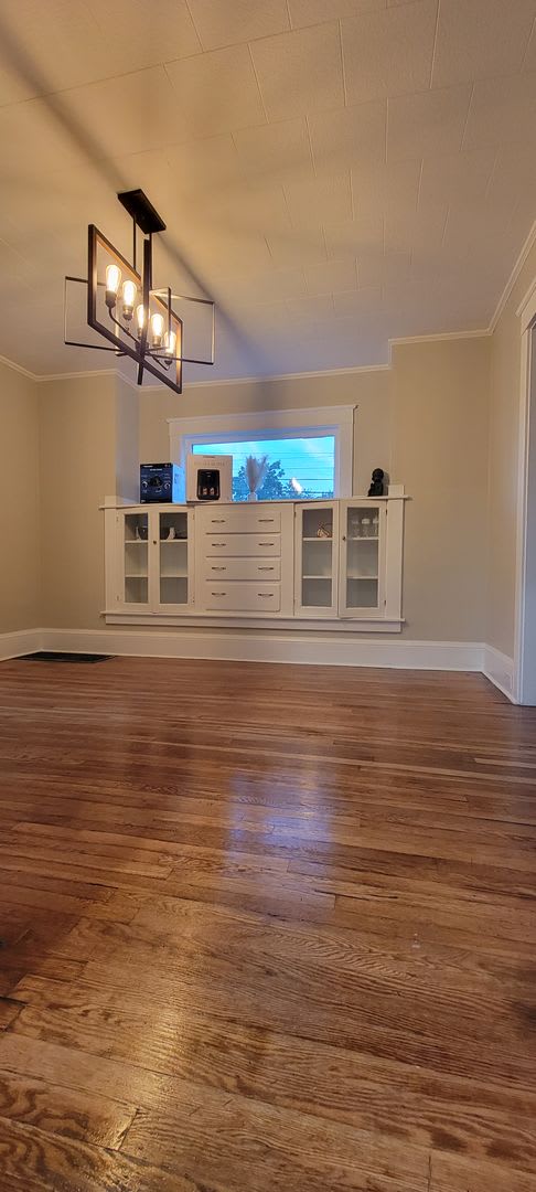 Heights 3br 1b 2 car garage with remote openers – photo 1