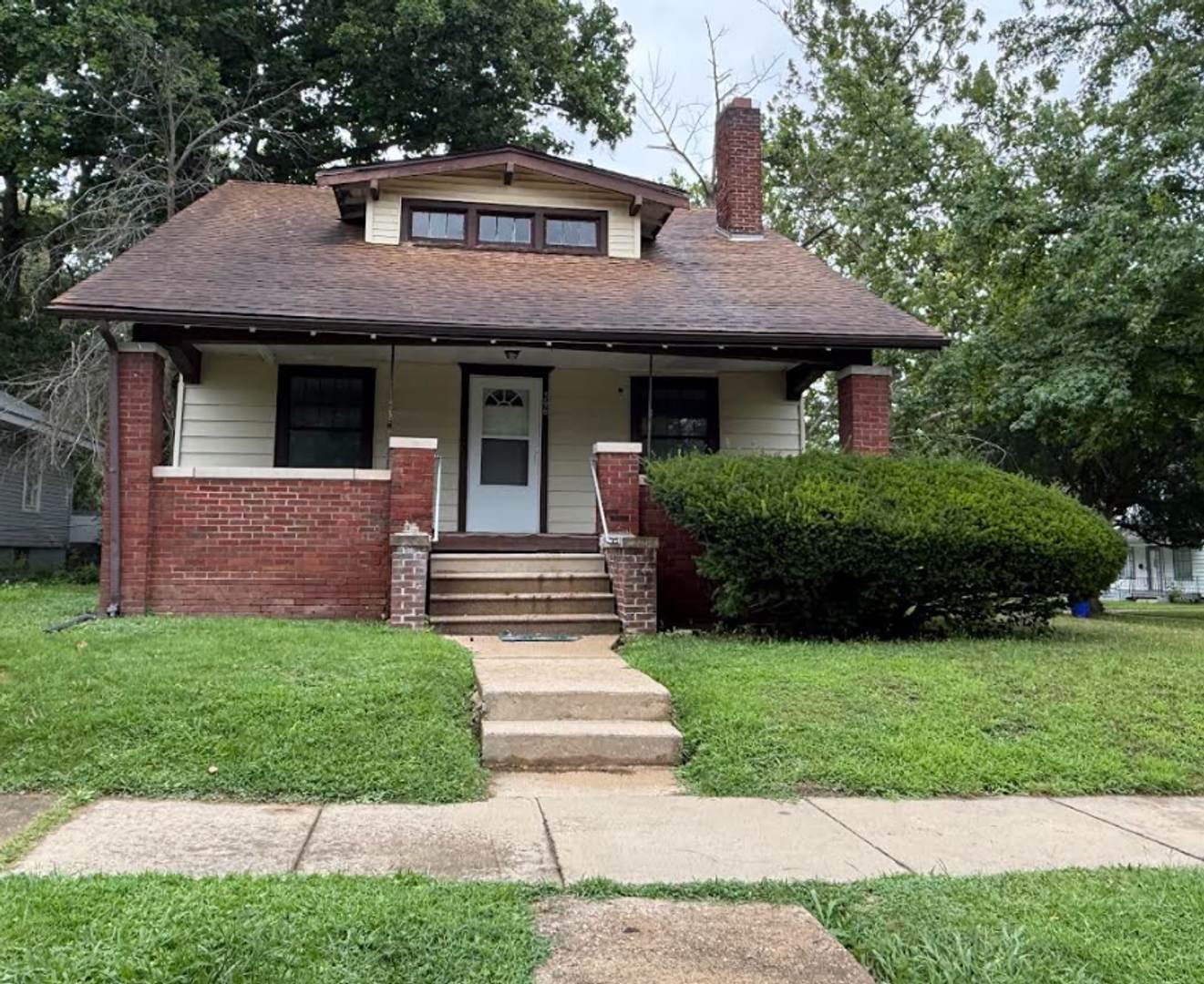 Charming West End 1.5-Story Home on a Corner Lot! – photo 1