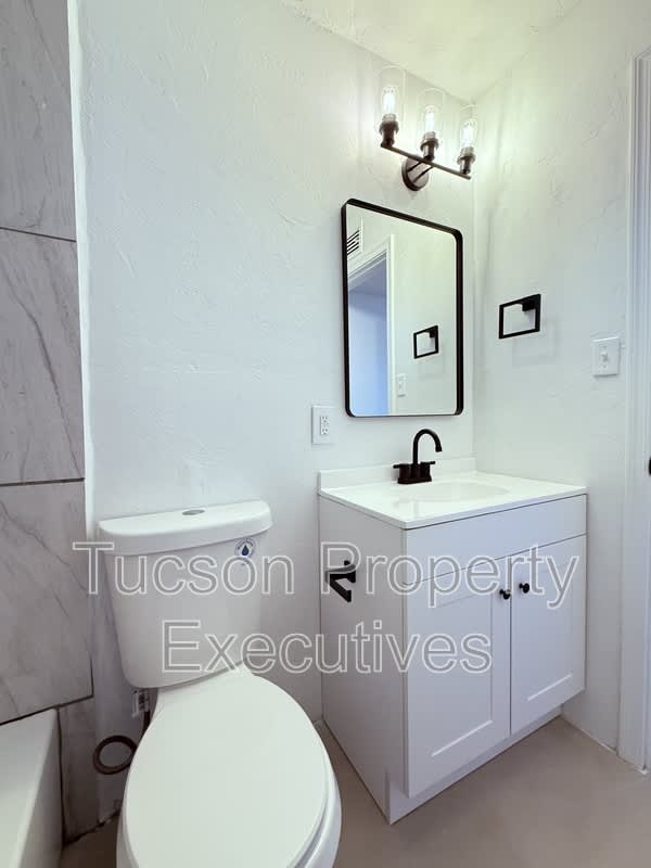 810 N Alvernon Way – photo 5