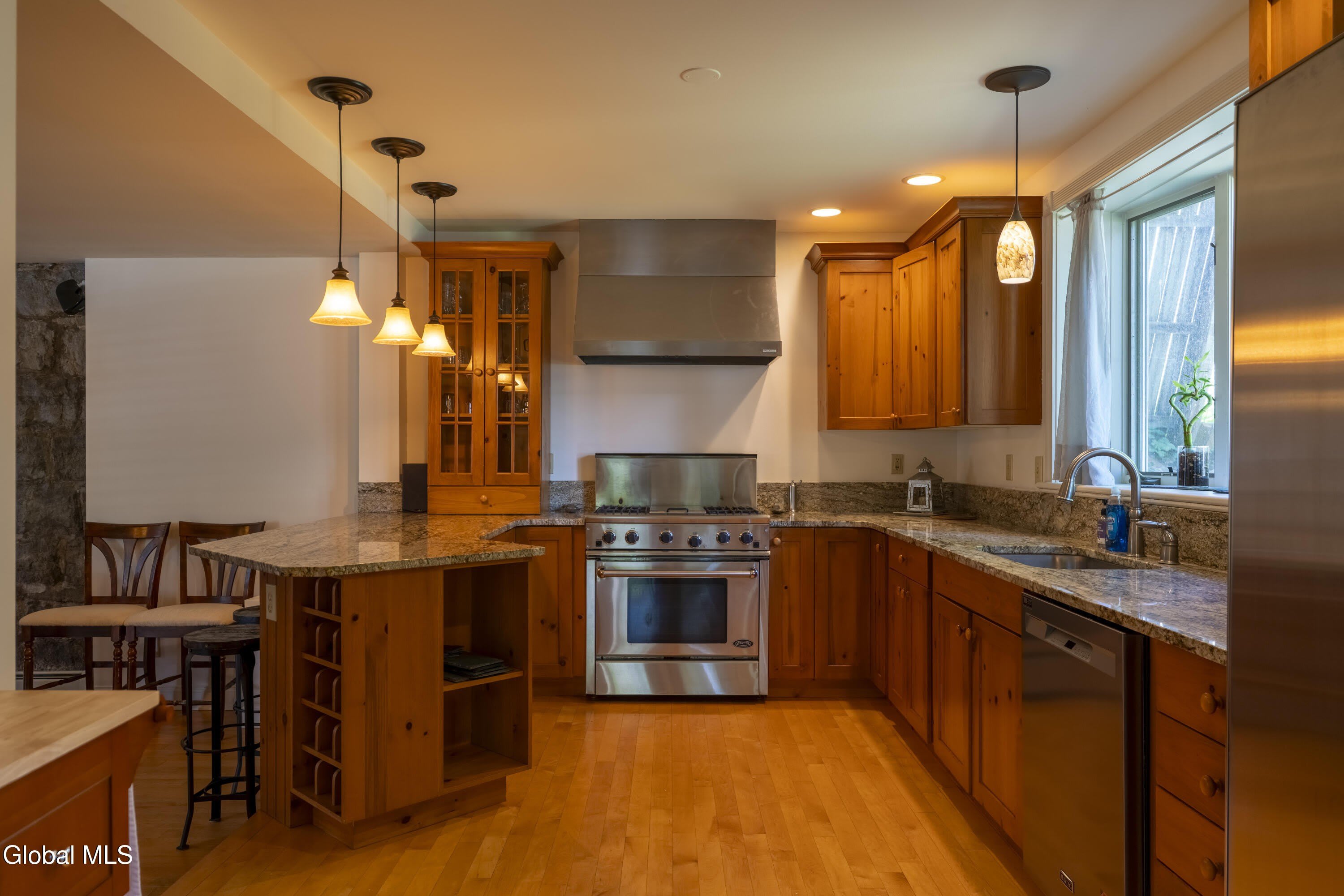 569 N Broadway – photo 2