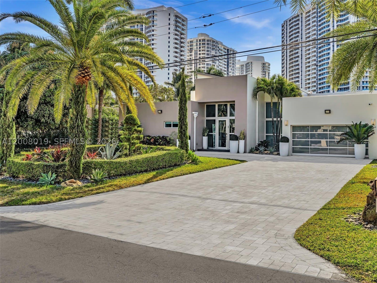 307 Holiday Dr – photo 2