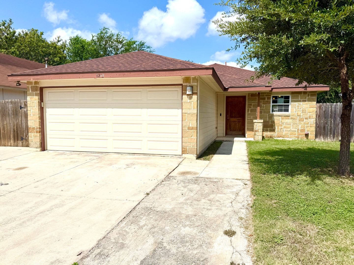 **MOVE-IN SPECIAL** Charming 3-Bedroom Home with Fireplace, Garage & Covered Patio! – photo 1
