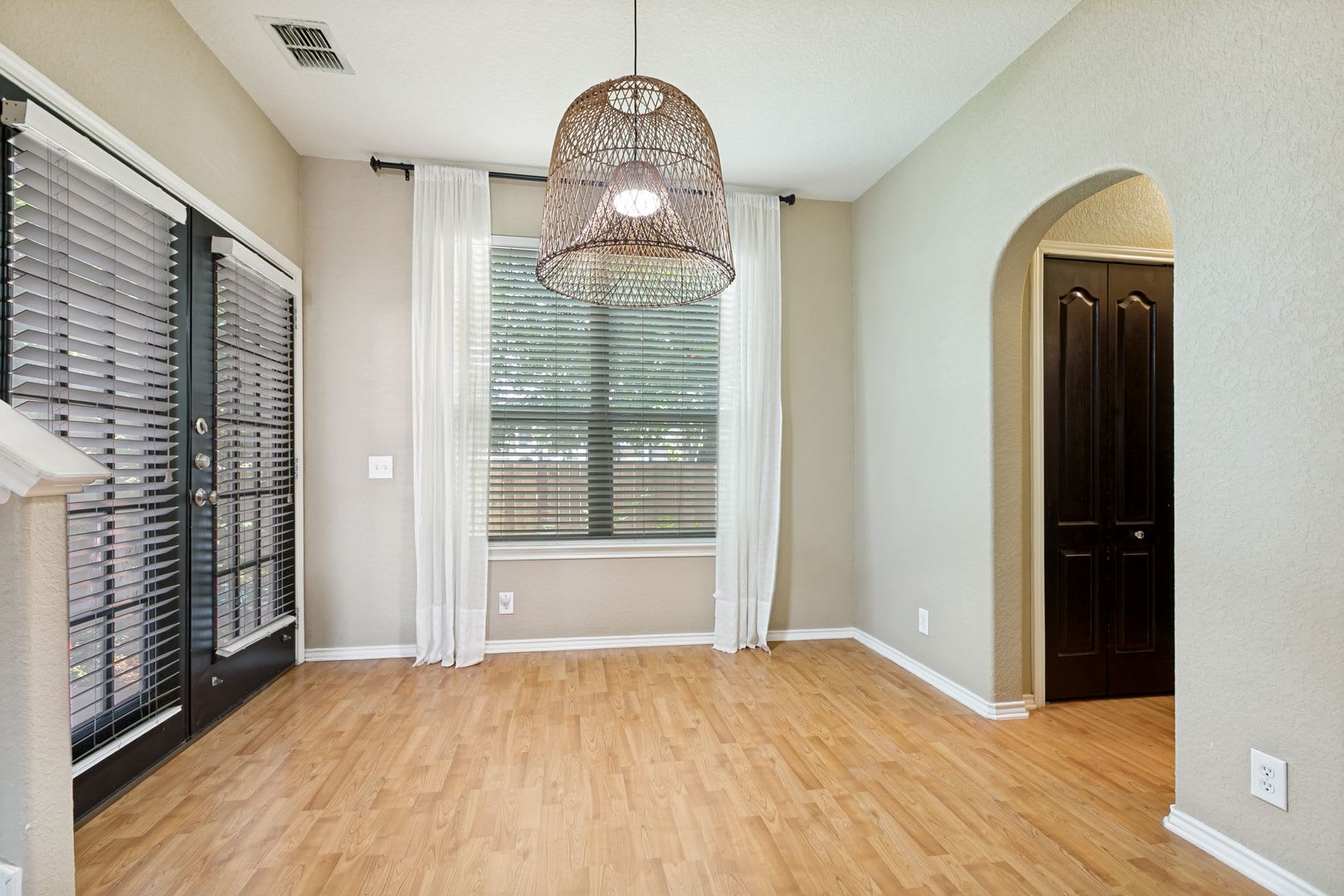Two Bedroom Townhouse, Great Location! – photo 5