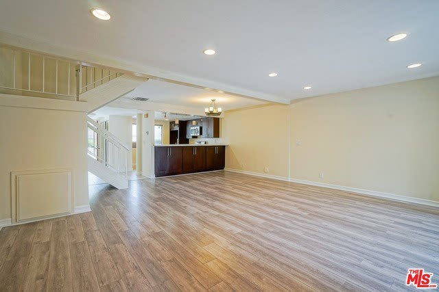 5760 OWENSMOUTH Ave – photo 1