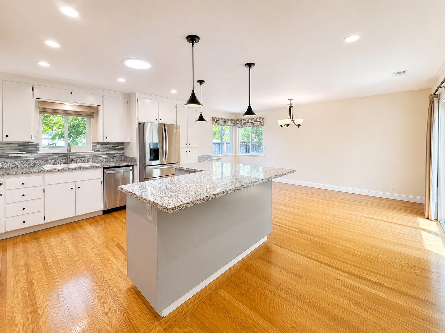 Gorgeous 3 Bedroom 2 Bath Home with Spectacular Curb Appeal! – photo 4