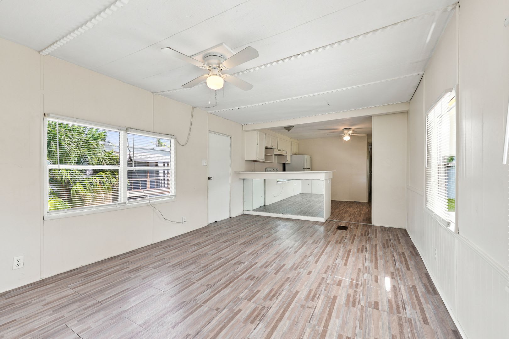 Updated 2 bedroom Home with Modern Finishes – Available for Immediate Move-In! – photo 3