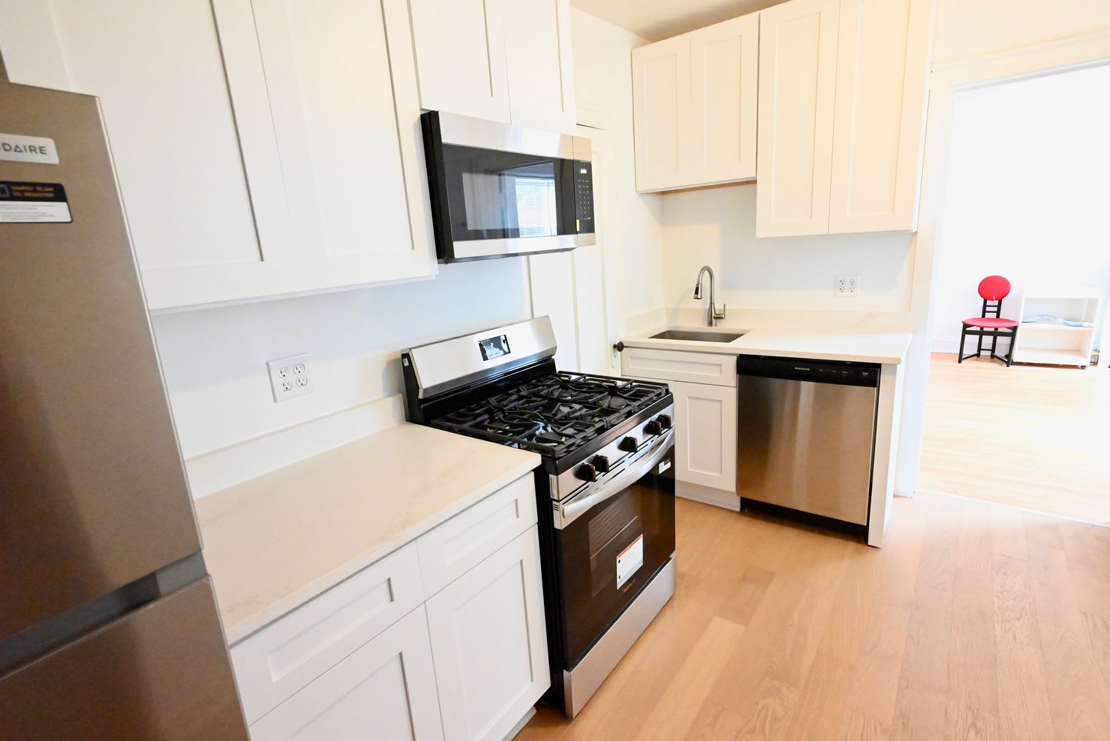 2421 West Ardmore Avenue – photo 2