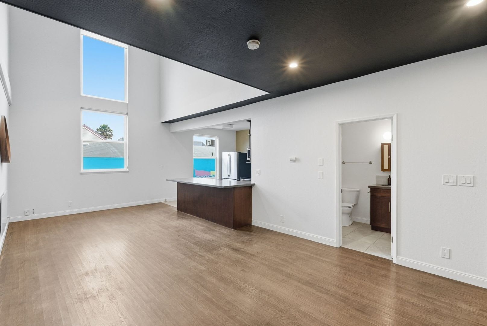 1 776 Sq Ft Live Work Loft Included Private Deck And Garage Ideal For Storage Studio Space Or Compact Vehicle Parking – photo 4