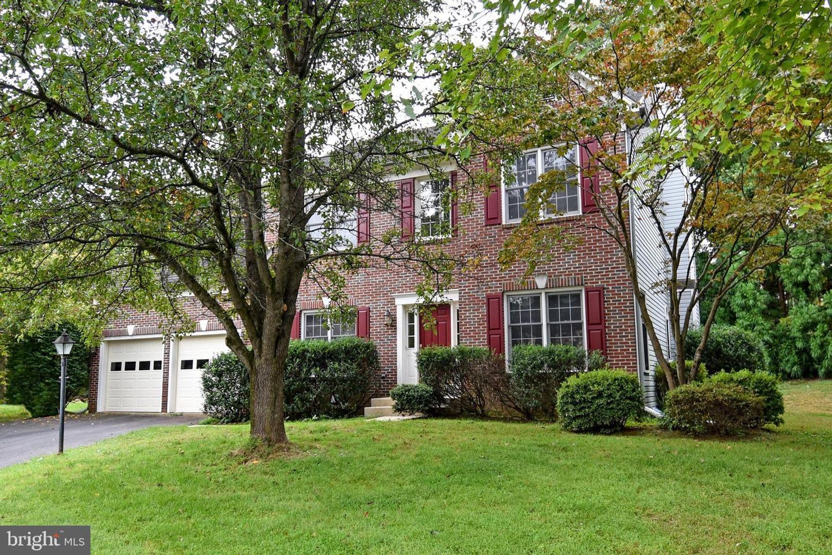 Elegant Brick Colonial on Quiet Cul-de-Sac—Spacious, Bright, and Private! – photo 2