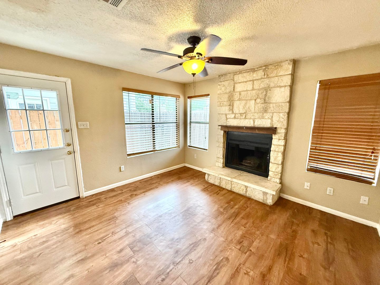 Townhome for Lease in North Austin! – photo 5