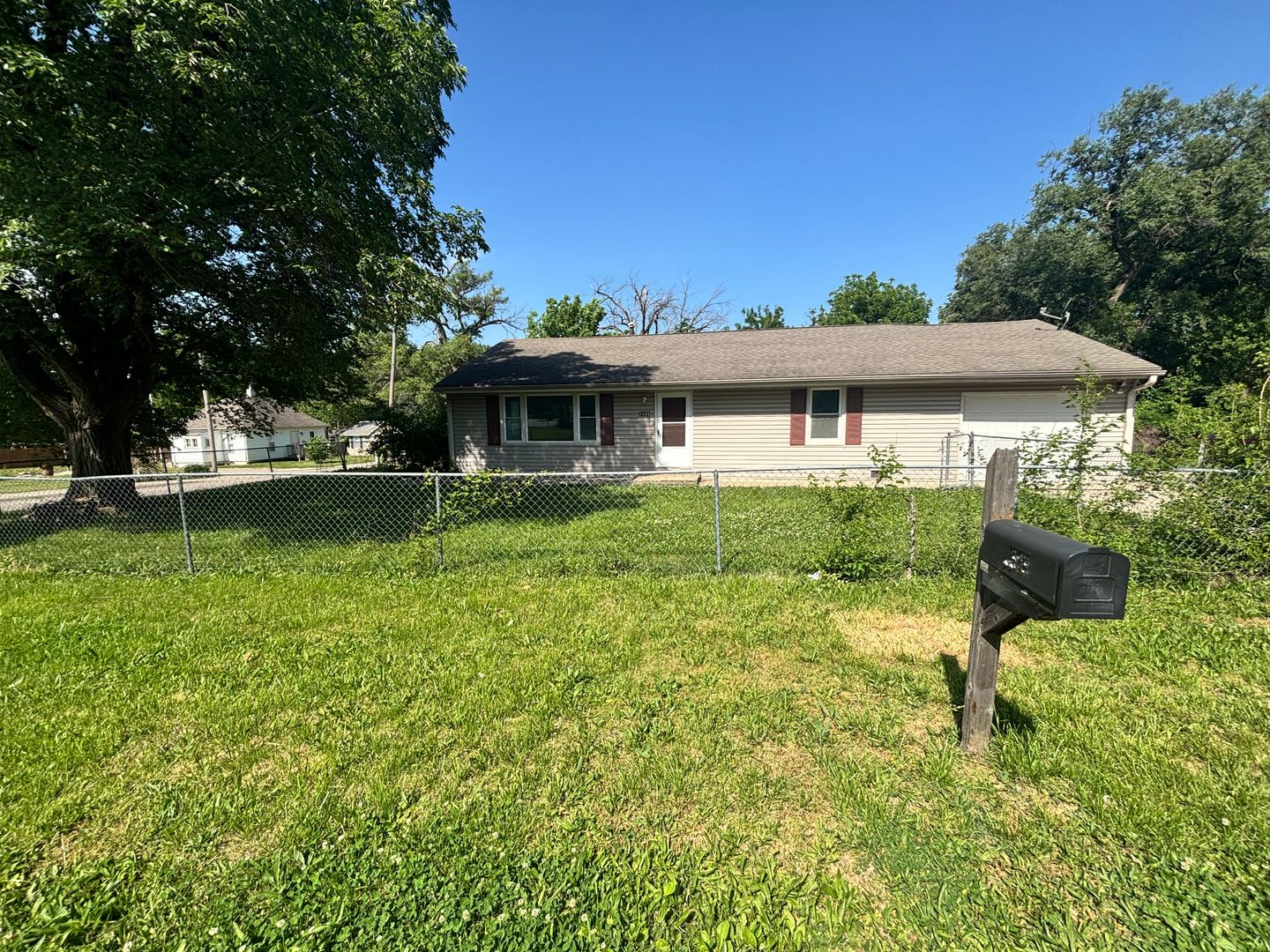 Charming 3 bed 1 bath with garage in quiet neighborhood! – photo 1
