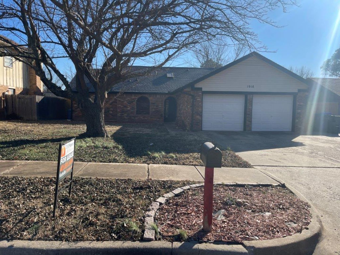 3 bed 2 bath, 2 car with wood floors, fenced yard, walk to Oakhurst Park! – photo 1