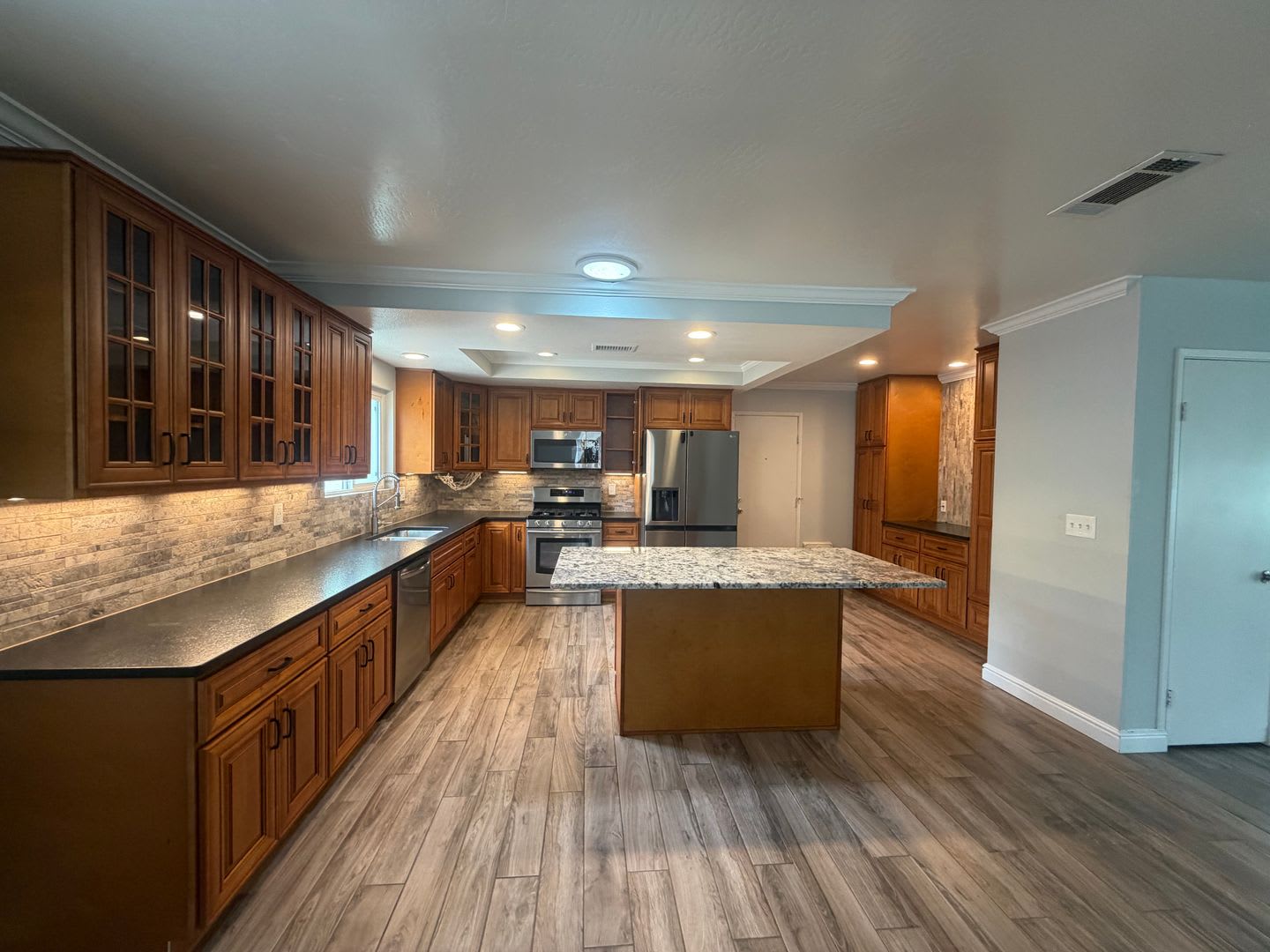 3-bed 2 bath home with extra room – photo 3