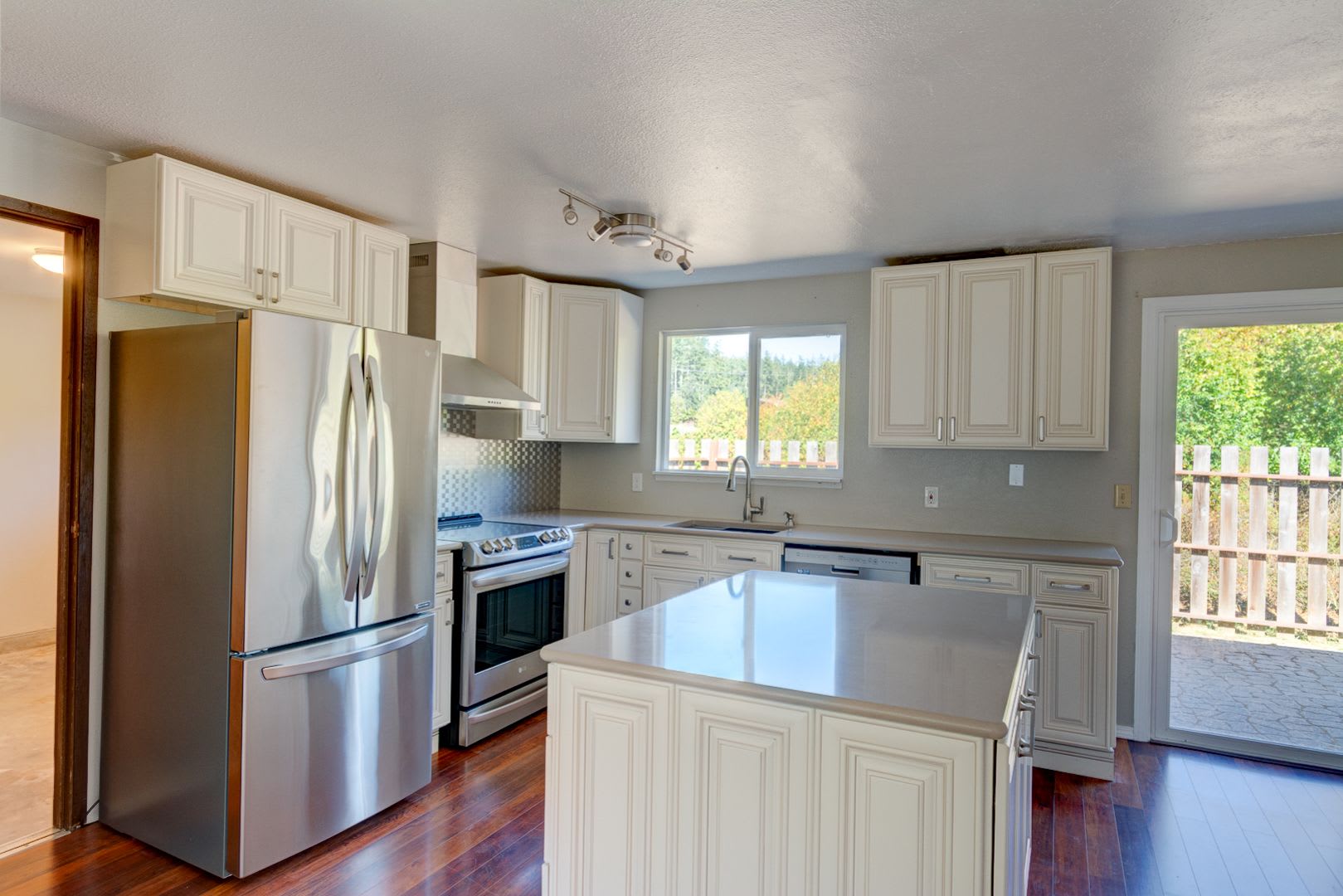 3 Bedroom 1 Bathroom in Sierra Community – photo 2