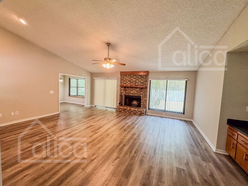 1959 Sussex Dr N – photo 4
