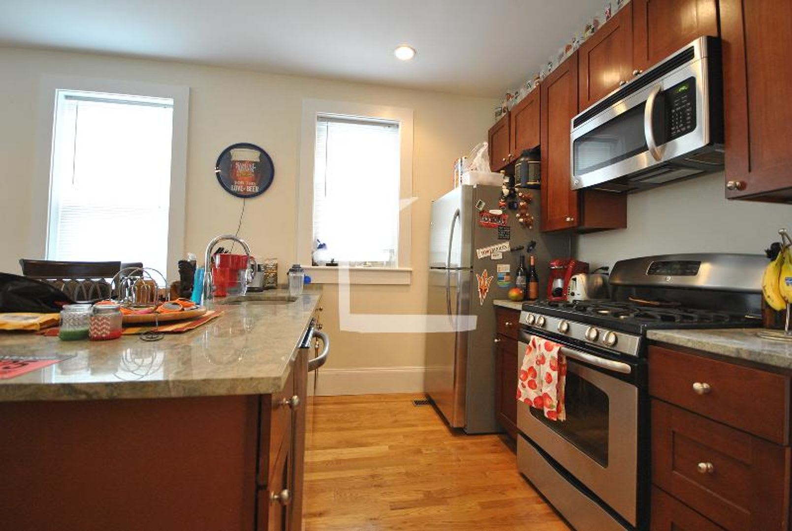 Nicely renovated Townhouse in a prime location near the Green Line with parking included! – photo 5