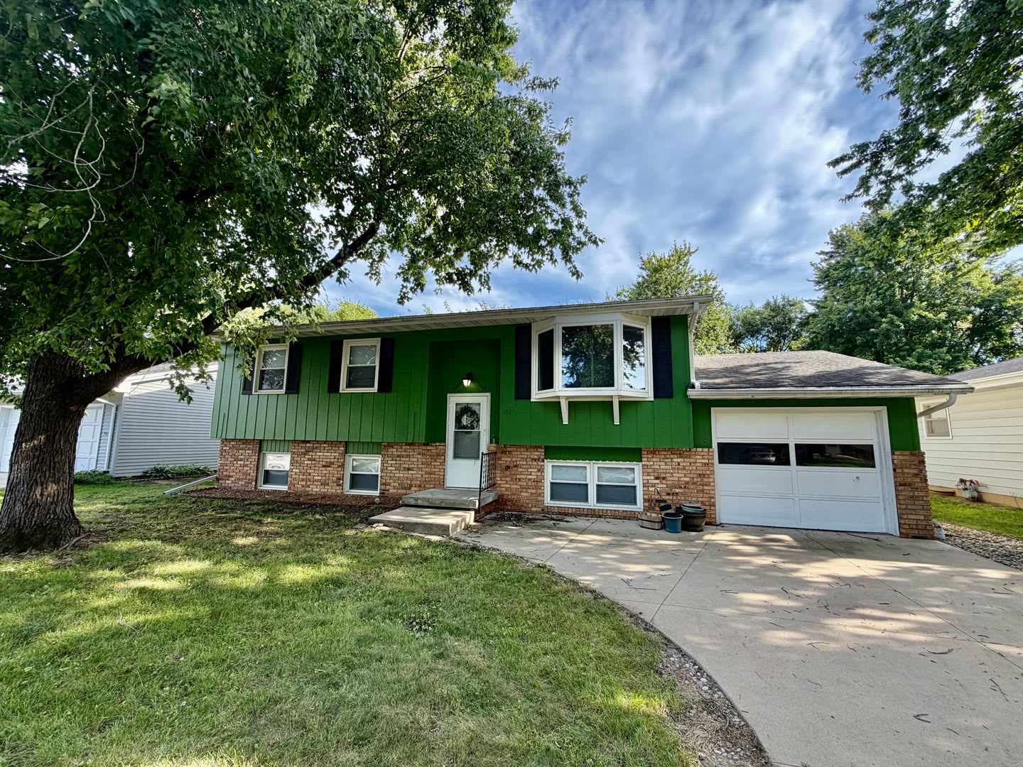 Spacious Bi-Level Home with Finished Basement & Huge Backyard! – photo 1