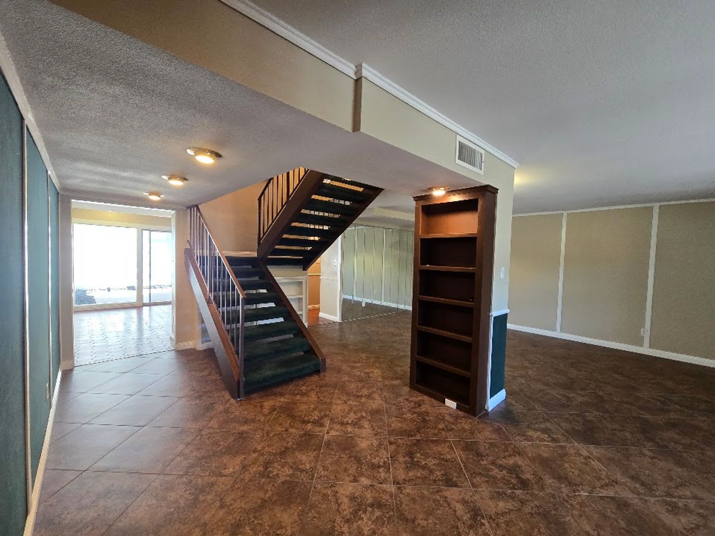 A Fabulous 3 Bedroom Townhome Centrally located. – photo 5
