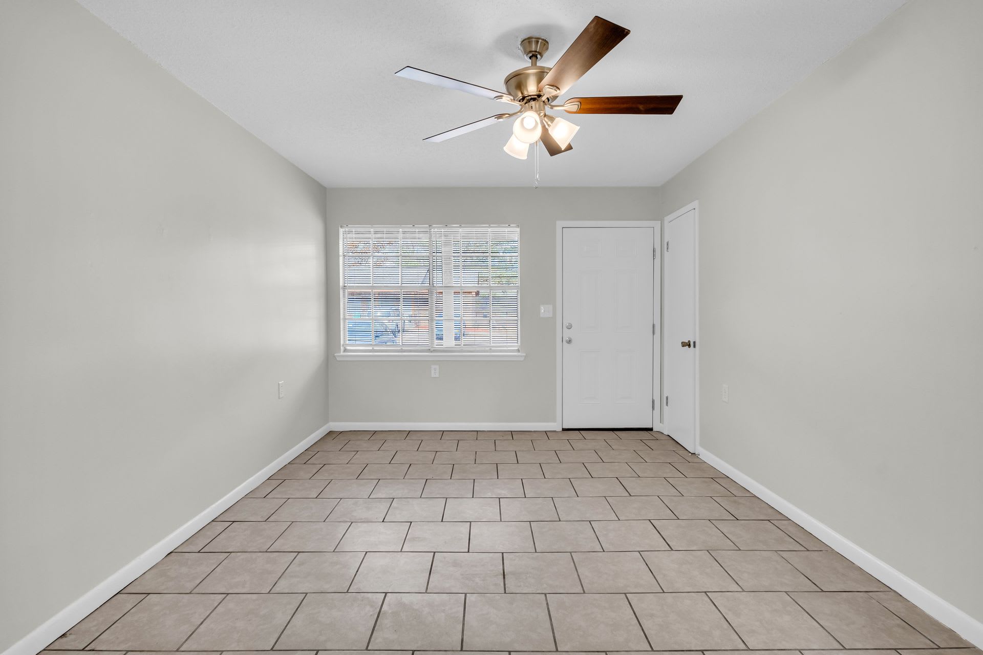 Charming 2 Bedroom Apartment With Modern Amenities Only 3 Miles From Campus – photo 2