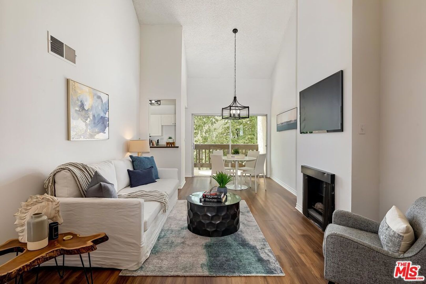 Beautiful 1 bed 3rd floor (top) condo in lakeside community in Culver City – photo 4