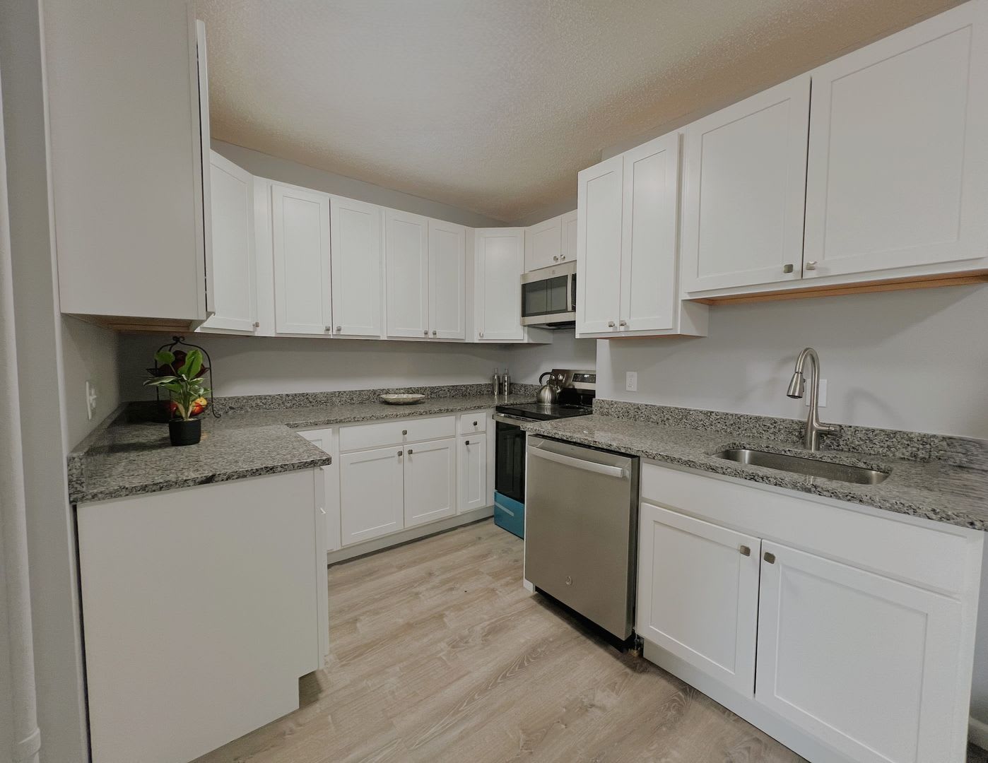 Your Next Home Awaits – Renovated 3-Bedroom Single Family Home – photo 2