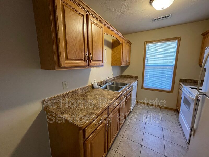 1096 N Westwood – photo 3