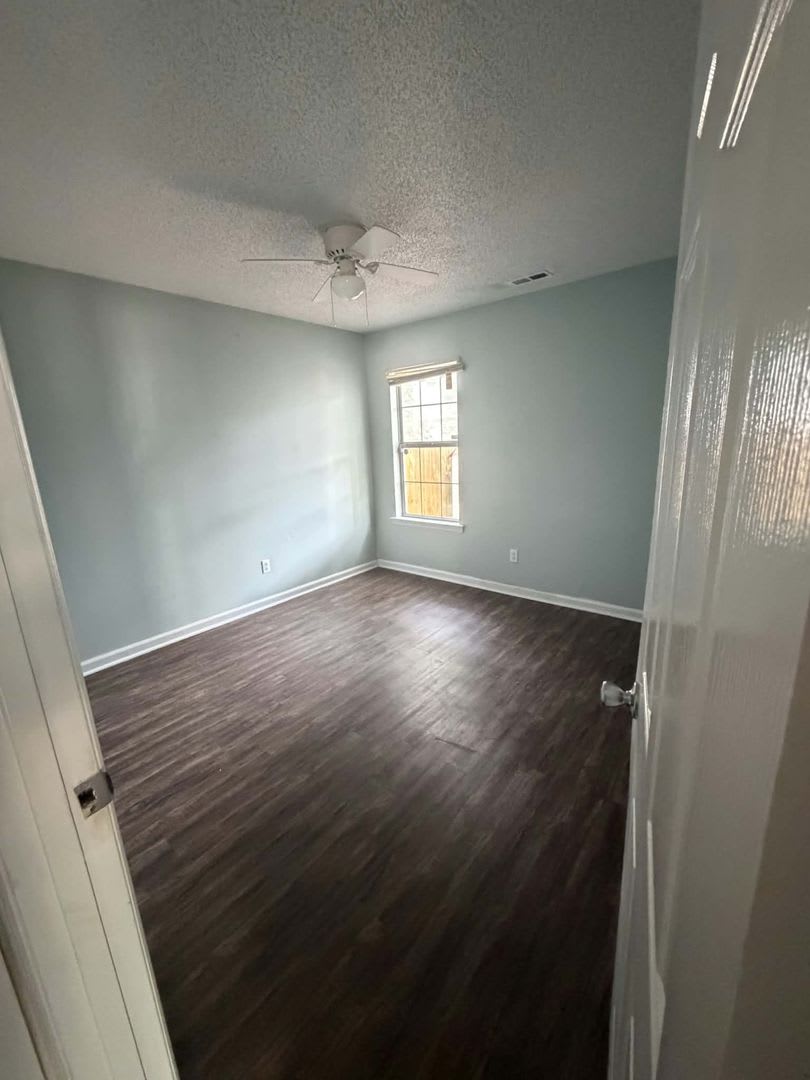 Fenced in 3 Bedroom Home Close to Base! – photo 5