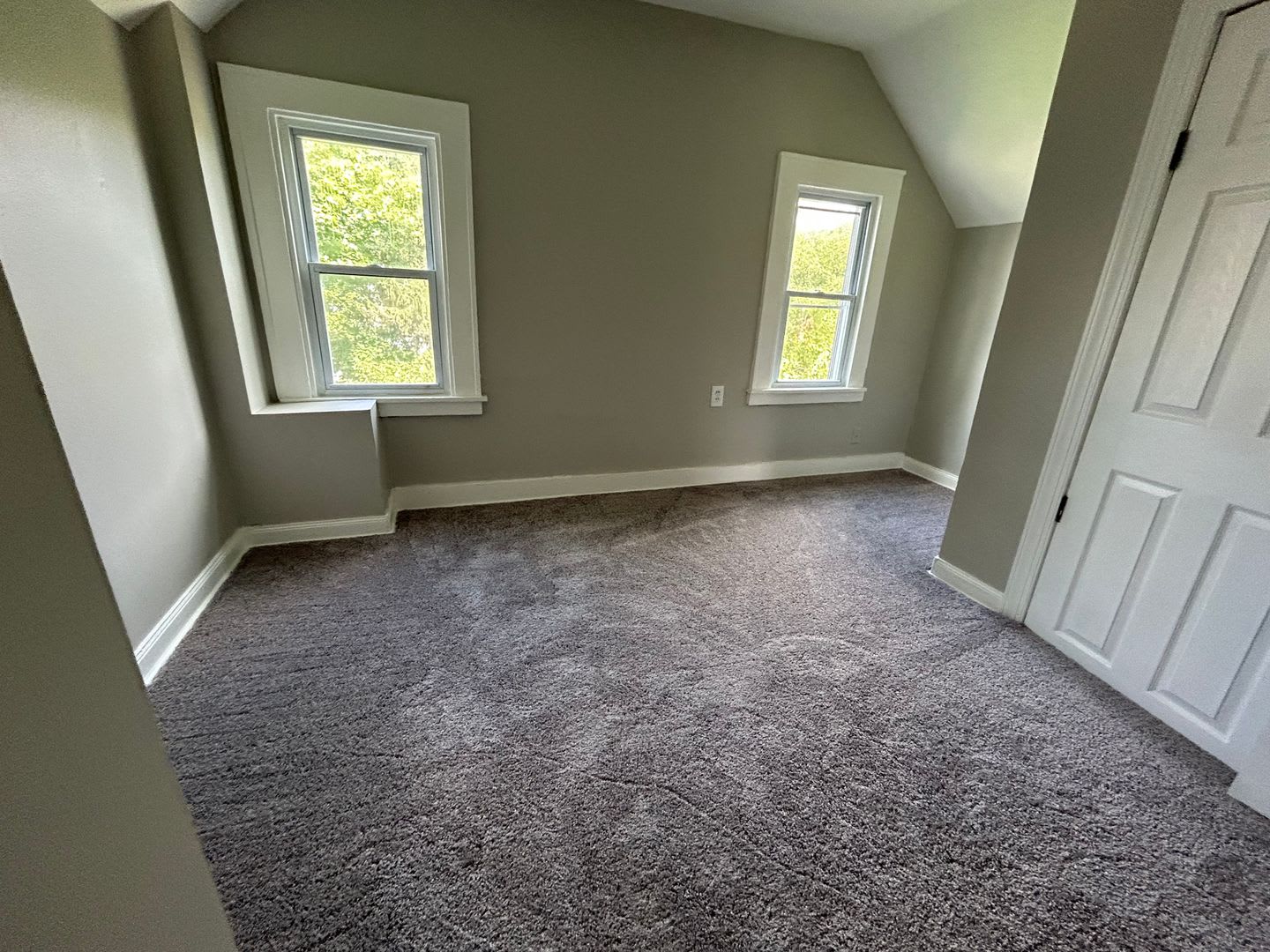 Welcome To This Spacious 6 Bedroom 2 Bathroom House Located In The Vibrant City Of Cleveland – photo 5