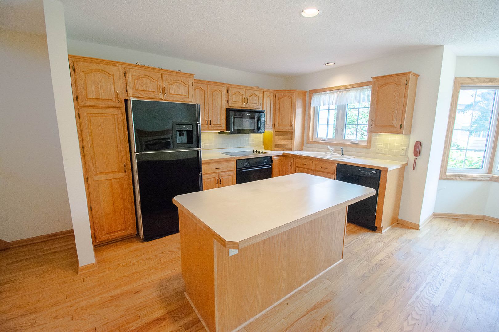Beautiful Townhome in an Established Neighborhood – photo 2