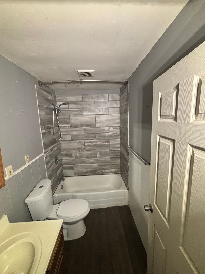 Charming 3 bed 1 bath with garage in quiet neighborhood! – photo 2