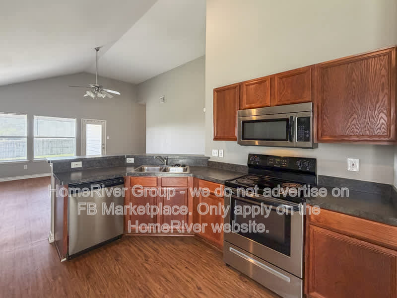 313 Charleston Dr – photo 3