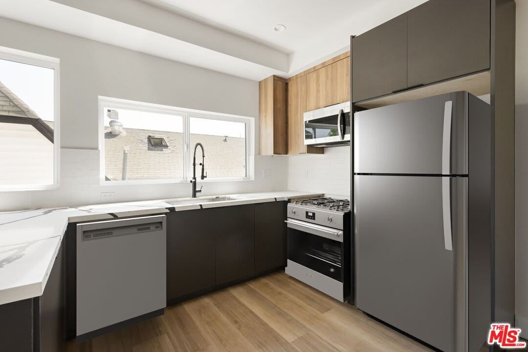 716 W 41st Pl – photo 2