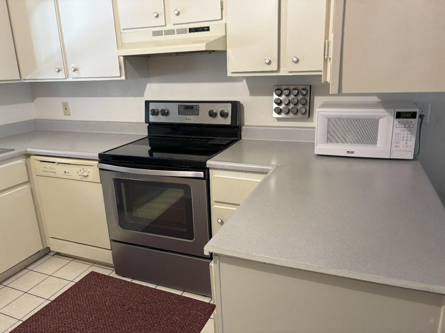 3Bed Condo W Covered Parking Storage Room – photo 3